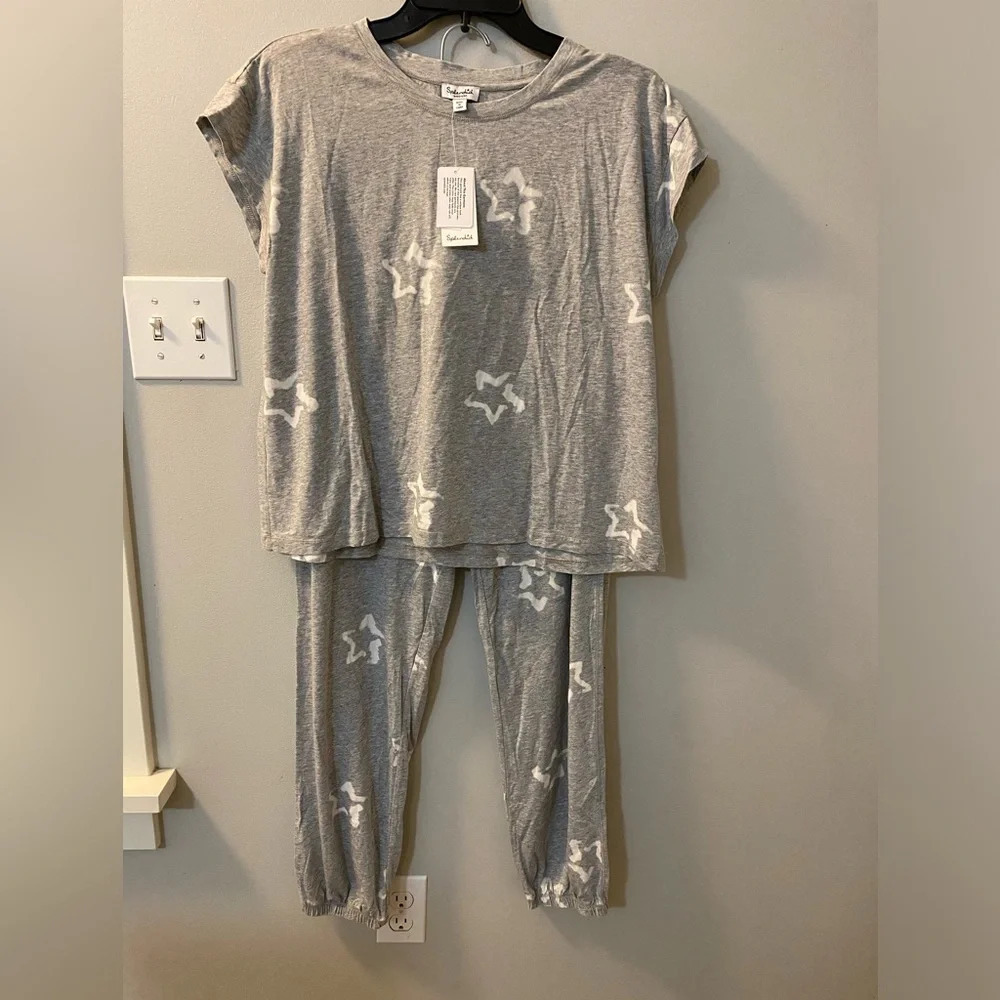 Splendid two piece pajama set with cropped jogger bottoms. Grey with white stars